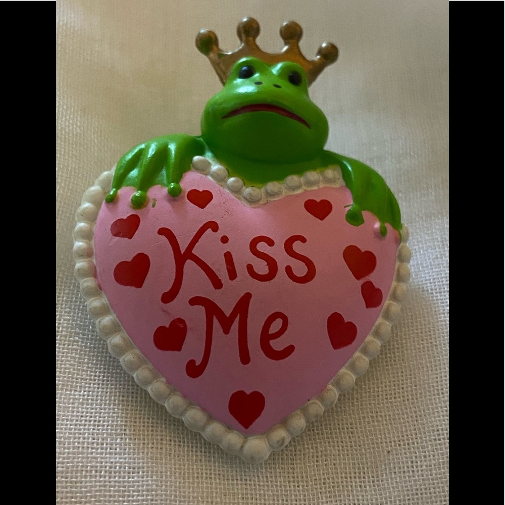 90s Vintage Kiss Me Heart Pin Frog crown
Prince Valentine Fairytale Fun World